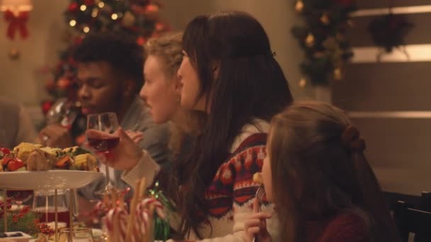 Feliz Família Multicultural Celebrando Natal Ano Novo 2023 Conversando Comendo — Vídeo de Stock