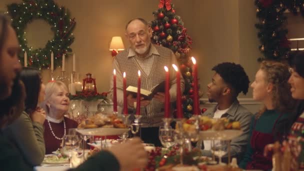 Drandfather Bíblia Jantar Natal Família Família Grande Feliz Orando Antes — Vídeo de Stock