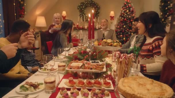 Mutlu Büyük Aile Masada Oturup Noel Evde Yeni Yılı Kutluyor — Stok video