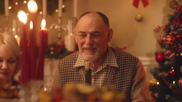 Glædelig Familie Beder Før Fejrer Jul Eller Nytår 2023 Begynder – Stock-video