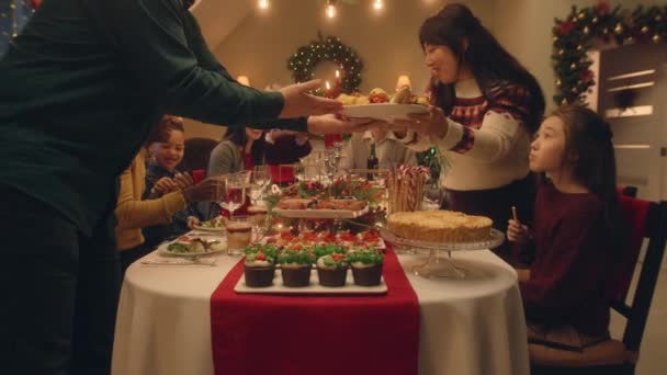 一个快乐的大家庭坐在桌旁 在家里庆祝圣诞节或新年 奶奶用传统的菜式火鸡把桌子摆好 温馨的家庭圣诞晚餐气氛 平安夜 — 图库视频影像