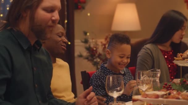 Glad Mångkulturell Familj Som Firar Jul Eller Nyår 2023 Afroamerikansk — Stockvideo