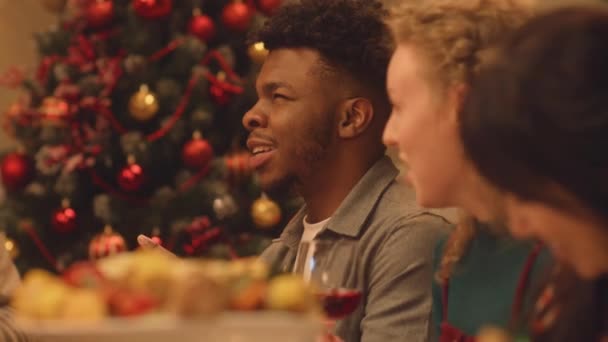Gelukkige Multiculturele Familie Vieren Kerstmis Nieuwjaar 2023 Afro Amerikaanse Man — Stockvideo