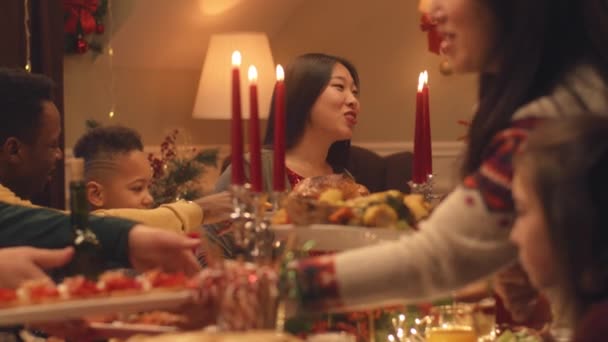 Mutlu Çok Kültürlü Aileler Noel 2023 Yılını Kutluyor Konuşuyor Yiyor — Stok video