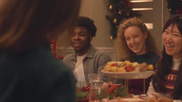 Veselá Multikulturní Rodina Slaví Vánoce Nebo Nový Rok 2023 Mluví — Stock video