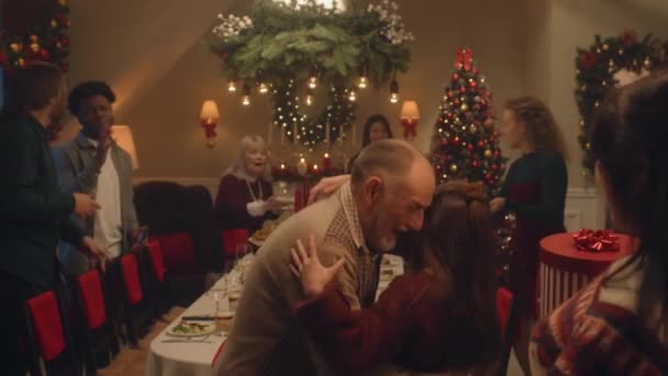 Szczęśliwego Zróżnicowanego Spotkania Rodziny Przytulnym Domu Okazji Bożego Narodzenia Lub — Wideo stockowe