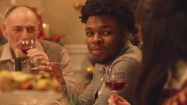 Mutlu Çok Kültürlü Aileler Noel 2023 Yılını Kutluyor Afro Amerikalı — Stok video