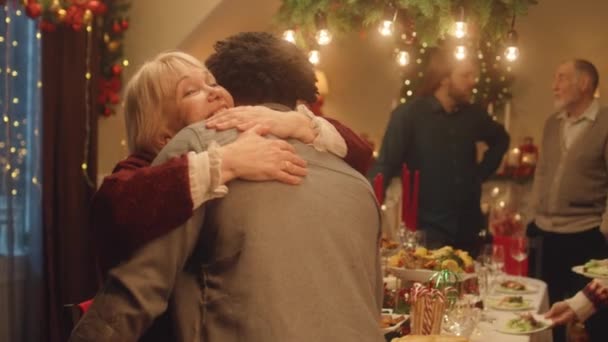 Счастливая Разнообразная Семья Прибывающая Ужин Празднуя Рождество Новый Год Украшенном — стоковое видео
