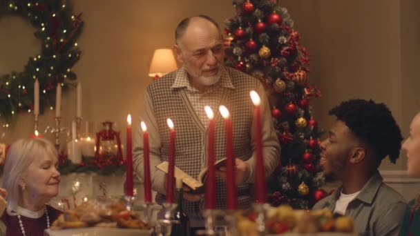 Drandfather Czyta Biblię Rodzinnym Świątecznym Obiedzie Duża Zróżnicowana Rodzina Modli — Wideo stockowe