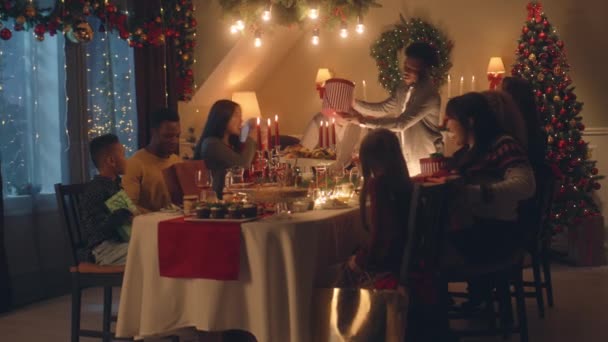 Heureuse Famille Multiculturelle Célébrant Noël Nouvel 2023 Échangeant Des Cadeaux — Video