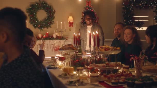 Homem Afro Americano Presentes Seu Filho Feliz Família Celebrando Natal — Vídeo de Stock