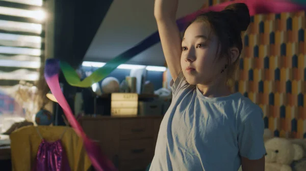 Mladá Asijská Školačka Kolem Sebe Točí Gymnastickou Stuhou Trénuje Nové — Stock fotografie
