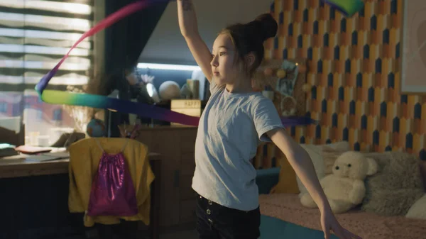 Jeune Écolière Asiatique Tourne Ruban Gymnastique Autour Elle Même Entraîne — Photo
