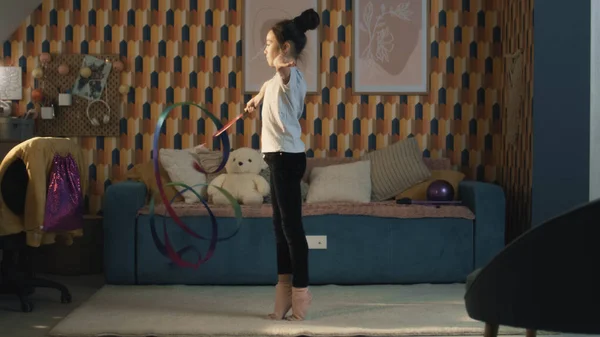 Mladá Asiatka Tančí Gymnastickou Stuhou Ukazuje Svislé Štěpení Nohou Točí — Stock fotografie