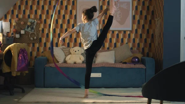Mladá Asiatka Tančí Gymnastickou Stuhou Ukazuje Svislé Štěpení Nohou Točí — Stock fotografie