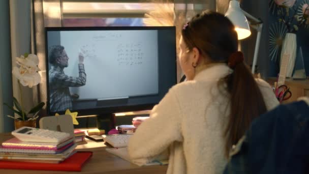 Genç Asyalı Kız Rahat Evdeki Masada Oturuyor Ödev Yazıyor Liseli — Stok video