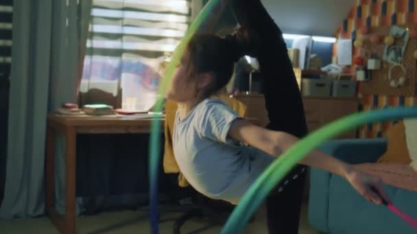 Genç Asyalı Kız Jimnastik Kurdelesiyle Dans Ediyor Dikey Bacak Ayrımını — Stok video