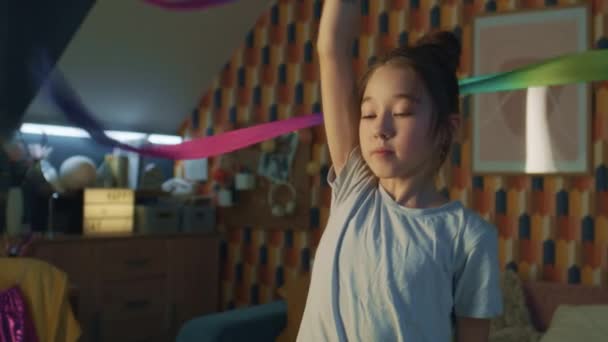 아시아인 여학생은 자신의 리본을 두르고 새로운 시각적 움직임을 시킨다 체조입니다 — 비디오