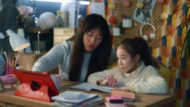 Família Asiática Fazendo Lição Casa Discutir Novo Material Sentando Mesa — Vídeo de Stock