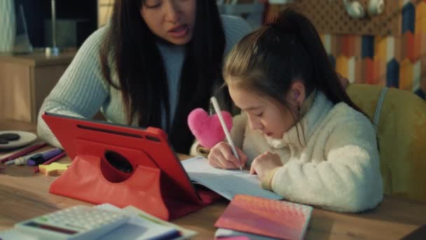 Asyalı Bir Aile Ödev Yapıyor Yeni Materyalleri Tartışıyor Masada Oturuyor — Stok video