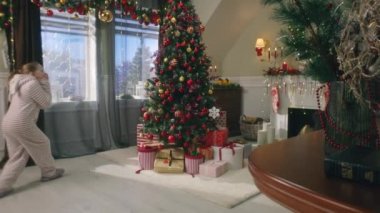 Ebeveynler Noel sabahı büyük süslü Noel ağacının yanında kızlarına hediye veriyorlar. Açılıyor ve seviniyor. Noel 'de ya da yeni yılda evde sıcak bir atmosfer olur. Mutlu bir çocukluk. Kış tatili.