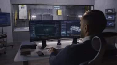 Kaza laboratuarındaki bir mühendis trafik kazası süsü vermek için bir araba kazası test sistemi kullanıyor. Çevre dostu son teknoloji elektrikli aracın güvenlik parametrelerini elde etmek için..