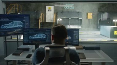 Kaza laboratuarındaki bir mühendis trafik kazası süsü vermek için bir araba kazası test sistemi kullanıyor. Çevre dostu son teknoloji elektrikli aracın güvenlik parametrelerini elde etmek için..
