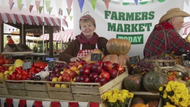 Femme Agricultrice Tient Stalle Avec Des Fruits Légumes Frais Colorés — Video
