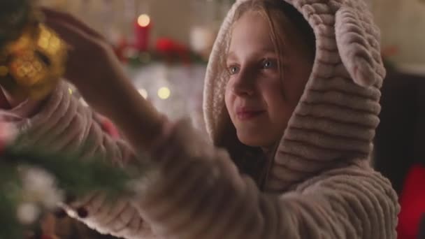 Pijamalı Genç Kız Balo Seçiyor Annemle Noel Ağacı Süslüyor Noel — Stok video