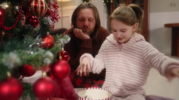 Ευτυχισμένη Καυκάσια Οικογένεια Που Ανοίγει Δώρα Χριστούγεννα Κάτω Από Στολισμένο — Αρχείο Βίντεο