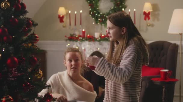 Jong Meisje Milde Pyjama Kiezen Ballen Versieren Kerstboom Met Moeder — Stockvideo