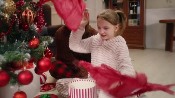 Ευτυχισμένη Καυκάσια Οικογένεια Που Ανοίγει Δώρα Χριστούγεννα Κάτω Από Στολισμένο — Αρχείο Βίντεο