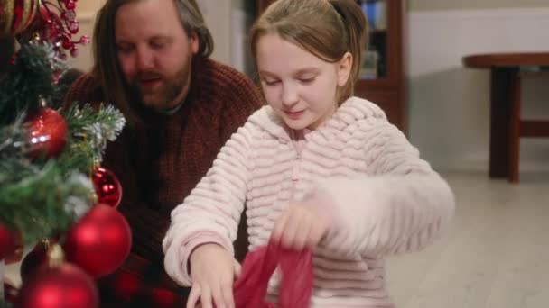 Glückliche Kaukasische Familie Eröffnet Geschenke Weihnachten Unter Dem Geschmückten Weihnachtsbaum — Stockvideo