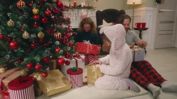 Família Caucasiana Feliz Abrindo Presentes Manhã Natal Sob Grande Árvore — Vídeo de Stock