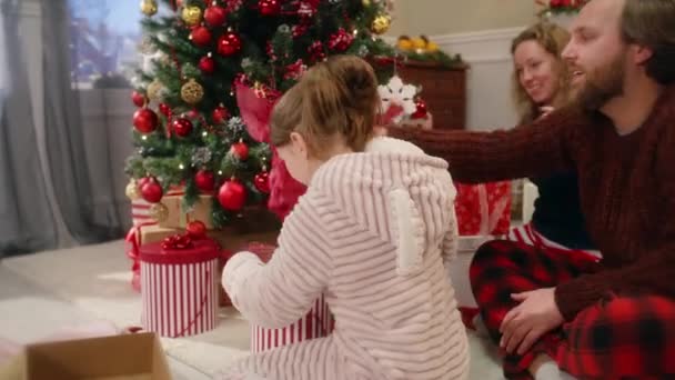 Felices Regalos Apertura Familia Caucásica Navidad Bajo Árbol Navidad Decorado — Vídeos de Stock