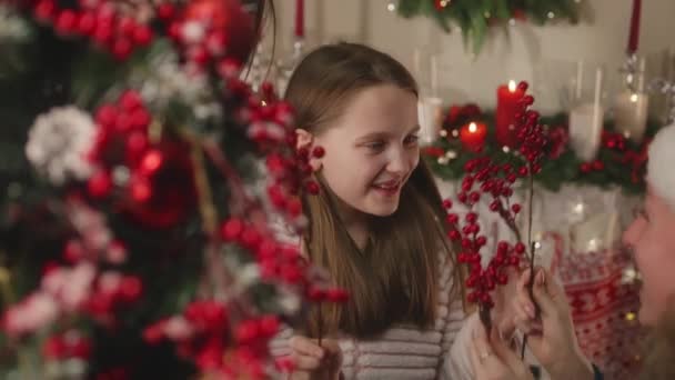 Kafkasyalı Mutlu Bir Aile Eğleniyor Gülüyor Noel Ağacını Noel Veya — Stok video
