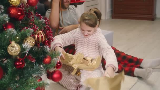 Щаслива Кавказька Сім Відкриває Подарунки Різдво Під Прикрашеною Ялинкою Молода — стокове відео