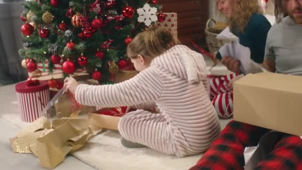 Noel Dekore Edilmiş Noel Ağacının Altında Mutlu Kafkas Ailesi Hediyeleri — Stok video