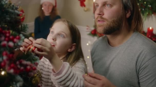 Anne Babasıyla Birlikte Evdeki Oturma Odasında Noel Ağacı Süsleyen Genç — Stok video
