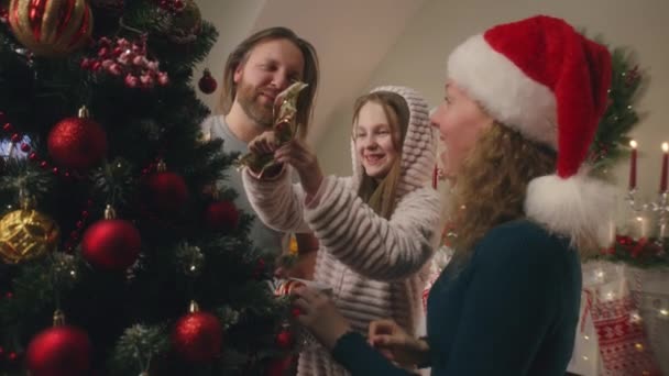 Ailesi Oyuncak Seçen Noel Ağacı Süsleyen Genç Bir Kız Aile — Stok video