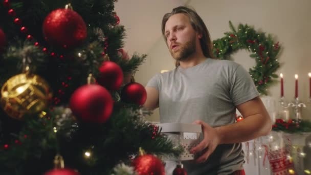 Kızının Babası Topları Oyuncakları Seçiyor Noel Ağacını Süslüyor Pijamalı Genç — Stok video