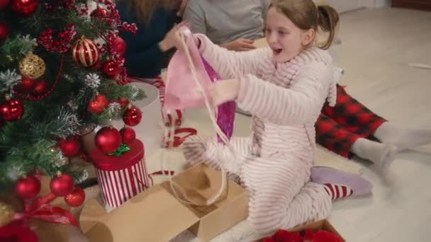 Glad Kaukasisk Familj Öppnar Julklappar Dekorerad Julgran Packar Upp Förpackade — Stockvideo