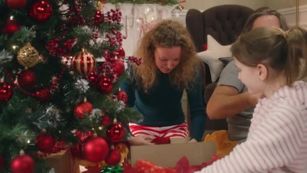 Felices Regalos Apertura Familia Caucásica Navidad Bajo Árbol Navidad Decorado — Vídeo de stock