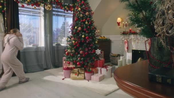 Ebeveynler Noel Sabahı Büyük Süslü Noel Ağacının Yanında Kızlarına Hediye — Stok video