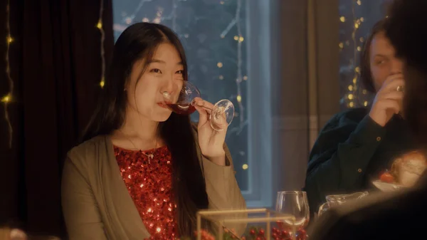 Asiatisk Kvinna Dricker Vin Pratar Och Ler Multikulturella Vänner Firar — Stockfoto