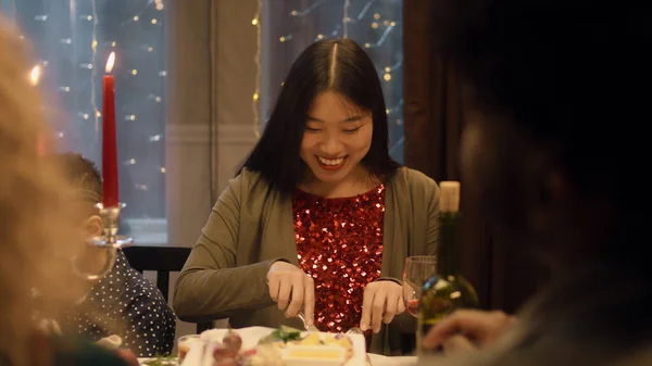 Ασιάτισσα Τρώει Πιάτο Μαχαίρι Και Πιρούνι Πολυπολιτισμικοί Φίλοι Γιορτάζουν Χριστούγεννα — Φωτογραφία Αρχείου
