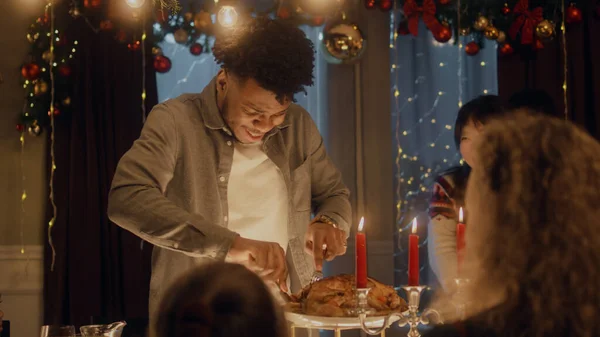 Αφροαμερικάνος Κόβει Γαλοπούλα Κοτόπουλο Μαχαίρι Πολυπολιτισμικοί Φίλοι Γιορτάζουν Χριστούγεννα Πρωτοχρονιά — Φωτογραφία Αρχείου