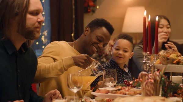 Glad Mångkulturell Familj Som Firar Jul Eller Nyår 2023 Afroamerikansk — Stockfoto