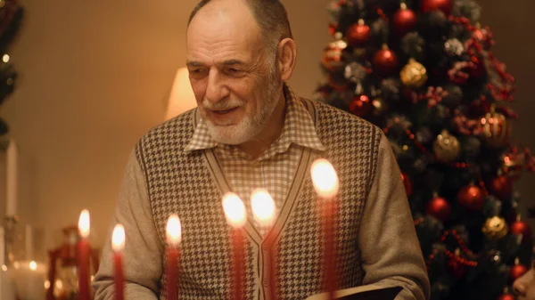 Senior Man Läser Bibeln Familjens Julmiddag Glad Familj Ber Innan — Stockfoto