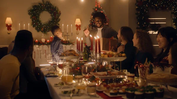 Афроамериканец Преподносит Подарок Мальчику Счастливая Семья Празднует Рождество Новый 2023 — стоковое фото